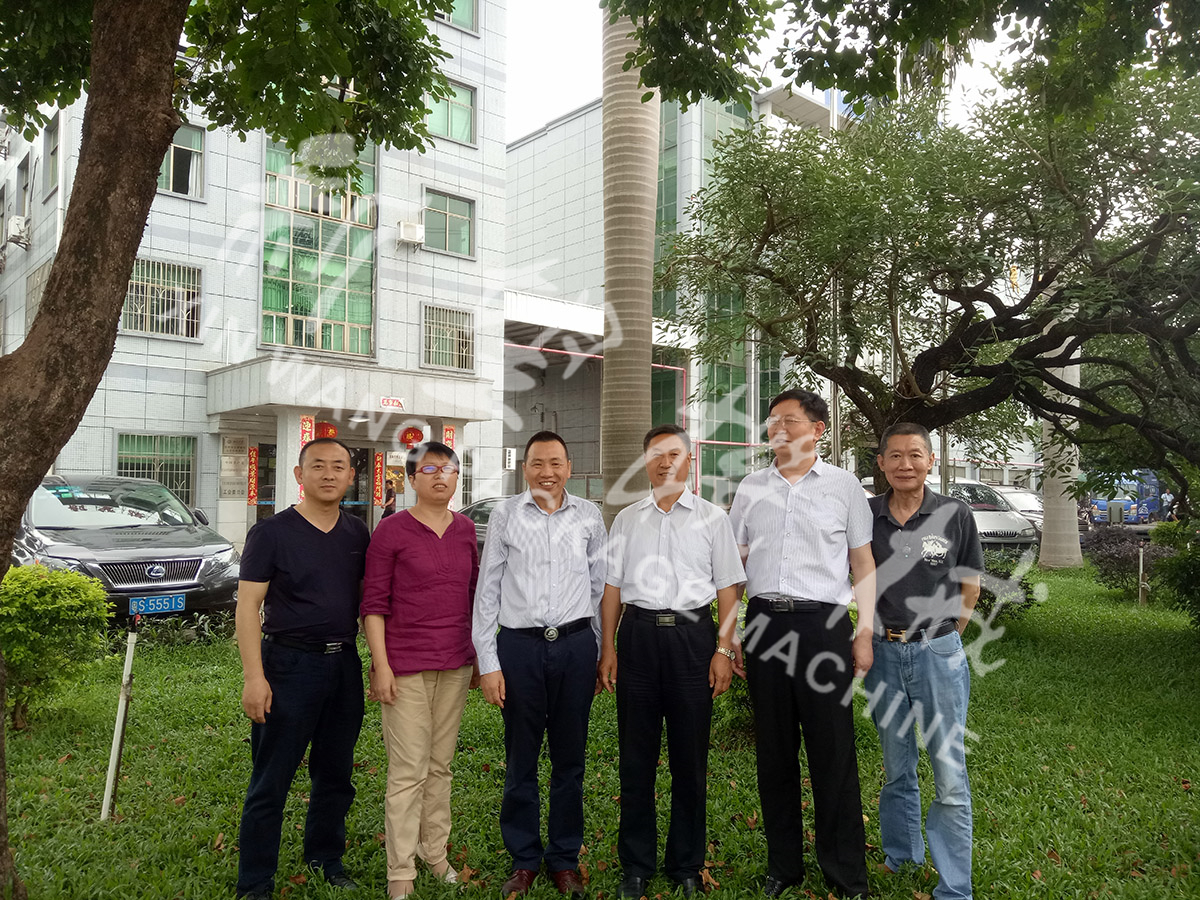 總裝備部劉思剛少將、新華社李建琦博士一行蒞臨新望公司考察指導(dǎo)