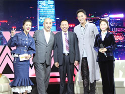 新望董事長(zhǎng)羅永輝與著名歌星劉尊老師、汪正正老師、郭津彤老師、主持人雅琪在北京電視臺(tái)錄制節(jié)目現(xiàn)場(chǎng)親切合影